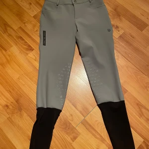 Grå ridbyxor från Maya Delorez M - Snygga grå ridbyxor från Maya Delorez helt nya använda Max 5 ggr pga för stora för mig 