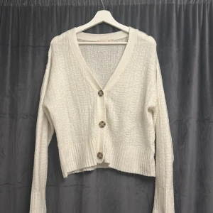 Vit stickad kofta - vit stickad kofta. Trendig!!❤️❤️