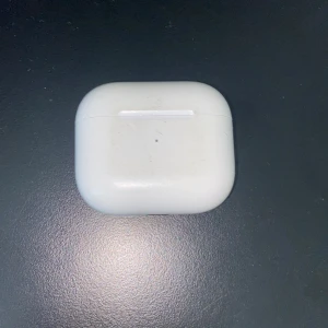 AirPods 3 - säljer nu mina autentiska Apple AirPods 3 då jag köpt nya. Trådlösa hörlurar med bra ljud och smidig anslutning till iPhone. Skick: synligt smuts på skalet, men fungerar som nya. Perfekt för dig som vill ha AirPods till ett bra pris.