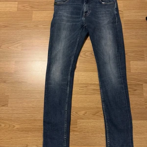 Tiger of Sweden blå jeans skinny fit - Snygga blå jeans från Tiger of med en slim fit, använda fåtal gånger. Jeansen passar dig som är runt 170-175 cm lång. Hör av dig vid fler frågor.
