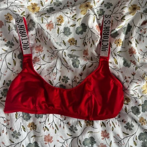 Victoria’s secret bralette  - Röd braledde från Victoria’s Secret med de ikoniska bling axelbanden❤️ Endast använd 1 gång. Storlek XS💕 Orginalpris 20 euro (220kr) Priset kan diskuteras!