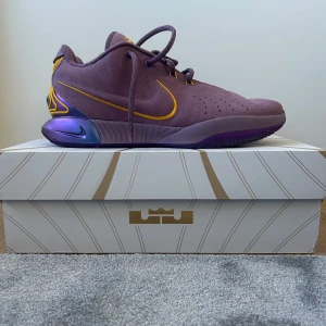 Lebron 21 basketskor - 📏 Storlek 47,5 men passar även 46 herr  31cm  🔍 Skick Bra skick näst intill helt nya, använda 2 gånger   🎨  Färg  Lila, gula  Orginalkartong följs med                                       💬 Skriv om ni har några frågor 