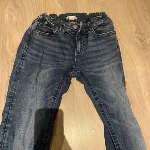 Gina tricot, Stolek 34 jeans - Ett par jeans som jag köpt ifrån gina för 600kr använder inte dom. Använt minst 3-4 ggr.
