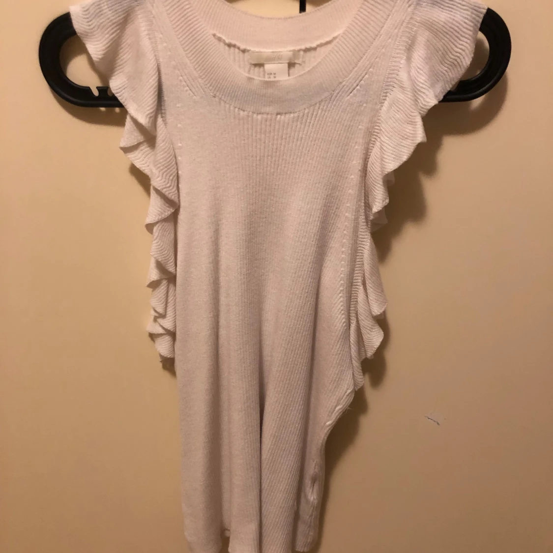 Vit ribbad topp med volangärmar