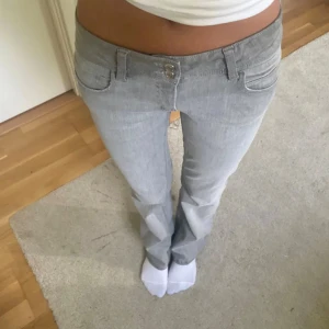 Grå bootcut jeans med låg midja - Snygga ljusgrå jeans med bootcut och låg midja. Är 172 cm och de går precis ned till marken på mig. Kan tänka mig gå ned i pris vid snabb affär😌