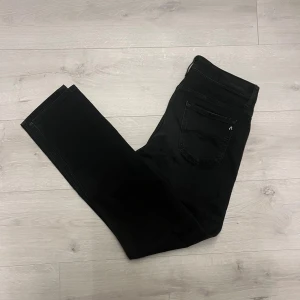 Replay jenas  - Hej! Säljer dessa replay jeans i W28 L30//jeansen är i fint sick//hör av er vid frågor eller så! 