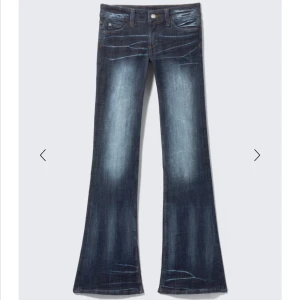 Cheapmonday jeans - Snygga mörkblå bootcut jeans med ljusa slitningar och klassisk femficksmodell. Jeansen har låg midja och är tillverkade i stretchigt denim som sitter skönt. Perfekta för dig som gillar en retroinspirerad look med utsvängda ben.