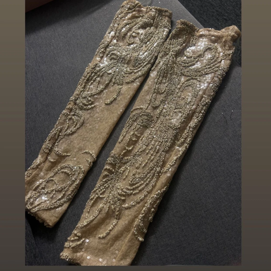 Glittrig guldig långklänning med paljetter - 2