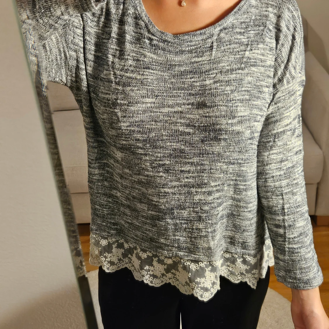 Blå stickad tröja med spetskant - 2