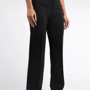 Svarta kostymbyxor  - Snygga svarta kostymbyxor med mid midja. Byxorna har pressveck framtill och en klassisk look som passar till många olika stilar. Perfekta för dig som gillar en clean och stilren vibe. Byxorna är i längden SHORT och har blivit lite knottriga vid rumpan