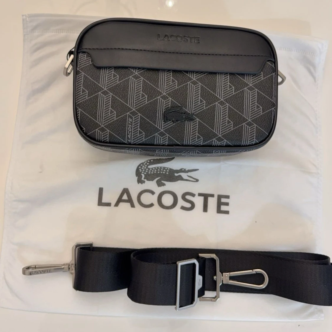 Svart axelväska från Lacoste med mönster - 3