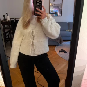 Kofta - Säljer denna fina kofta från Bik Bok då koftor inte riktigt är min stil!💕