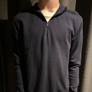 Mörkblå half zip-tröja Selected Homme - Mörkblå långärmad tröja från Selected Homme i mjuk bomull. Tröjan har en stilren half zip-dragkedja vid halsen och ribbade muddar. Perfekt för dig som gillar en clean och enkel look med lite sportig touch. Tröjan är oanvänd och lappen kvar. Väldigt mjuk och fin kvalitet. Köptes i butik i somras. Finns i ett djur- och rökfritt hem. 