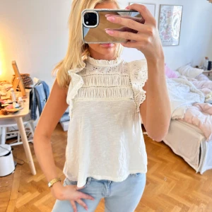 söt blus  - fina detaljer 