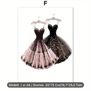 Poster  - En poster med motiv av två glittriga klänningar som är storlek 50*75 cm/19,7*29,5 tum, säljer för jag råkade köpa fel storlek. 