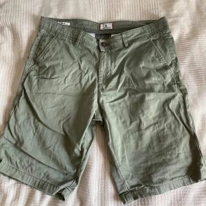 Jack & Jones quality goods gröna shorts herr - Gröna shorts från Jack & Jones, sköna med fickor bak och fram.