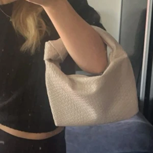 Väska - Superfin väska från Shein! Har en likadan i röd (skriv för bild)🌟 Båda för 50kr eller skriv privat för en av dom🥰😊