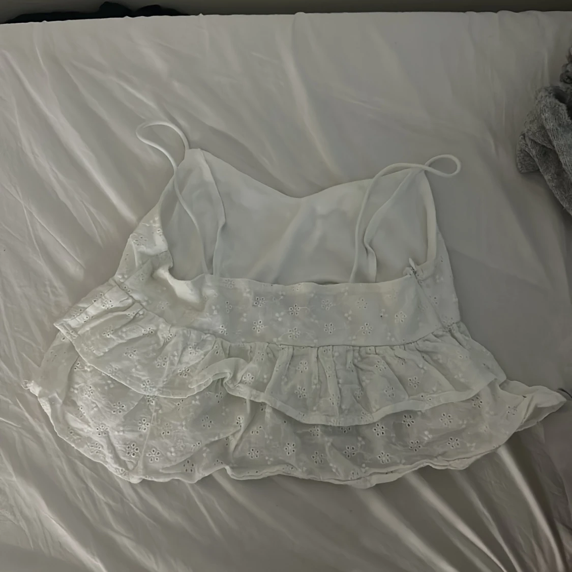 Vit volangig linnetopp med broderi - 1