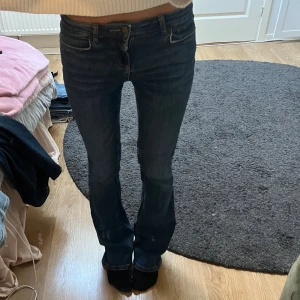 Blåa jeans - Blåa low waist bootcut jeans