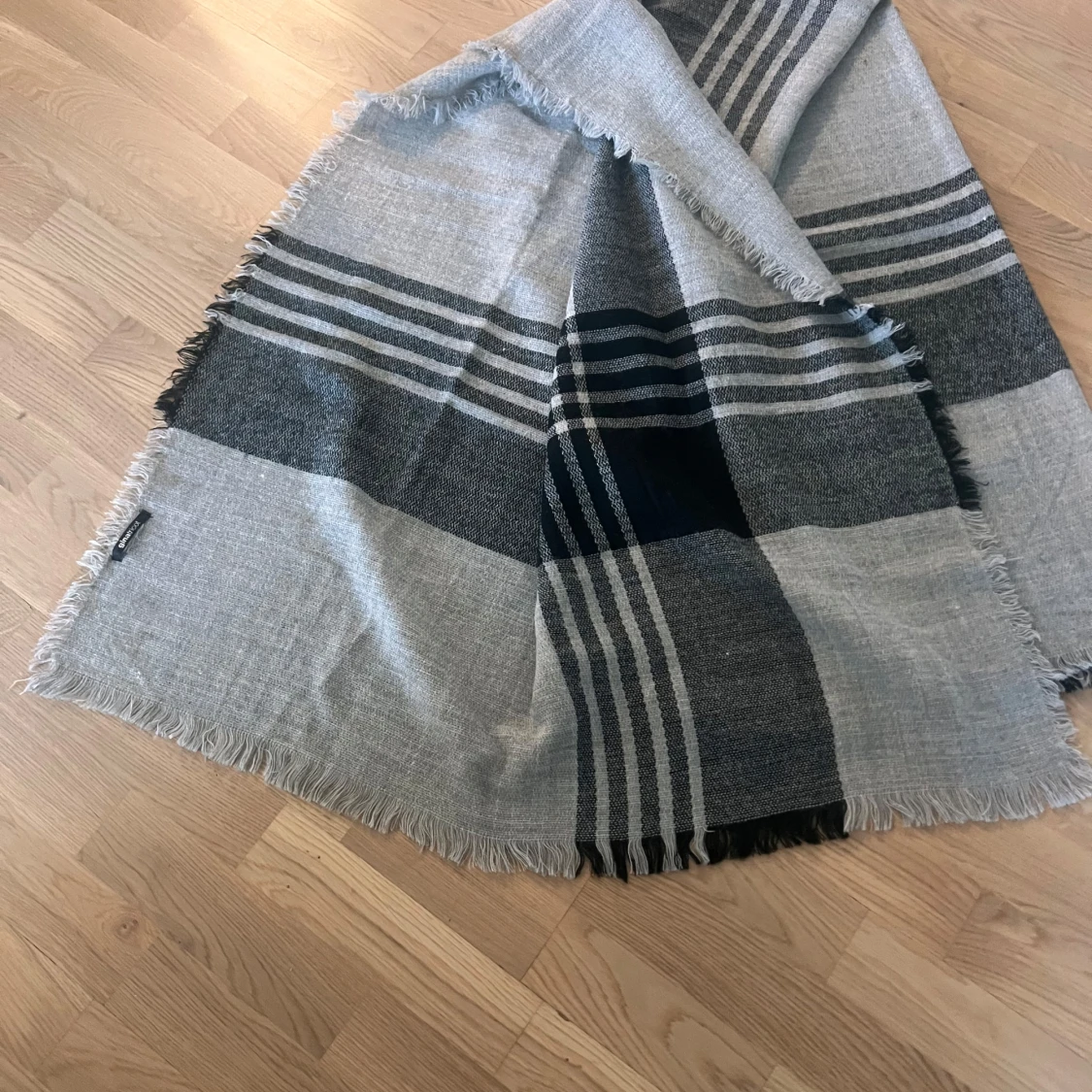 Rutig halsduk från Gina Tricot - 2