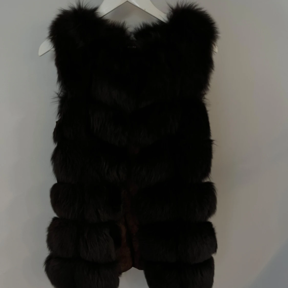 Svart pälsväst