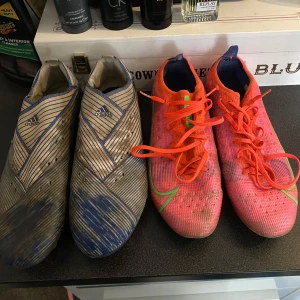 Två par fotbollsskor  - Tvår skor i okej skick😀