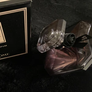 Lancome La Nuit Tresor 50ml - Lancome La Nuit Tresor L'Eau de Parfum, 50ml. En parfym med söta, fruktiga och vaniljiga toner, samt inslag av karamell, kryddor, trä och amber. Perfekt för dig som vill sticka ut med en unik doftprofil.  Det var en blind buy, den doftar jätte gott men det var inte min stil. 