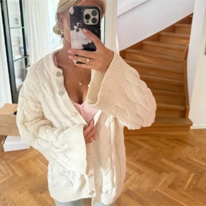 Vit kabelstickad kofta från Gina Tricot - Supermysig vit kabelstickad kofta från Gina, slutsåld. Använd 1 gång💞