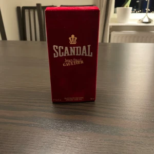 Scandal EdT 100ml herr  - Jean Paul Gaultier scandal EdT herr använd typ 10%. Köpte den på boozt för 1400kr för 1 år sedan. Säljer den eftersom jag inte behöver den längre.