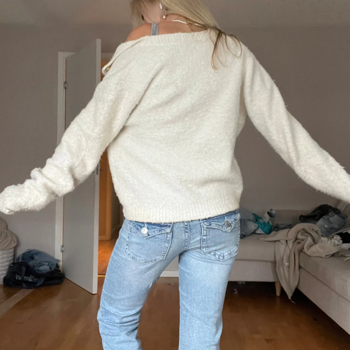 Vit fluffig kofta med guldknappar - 2