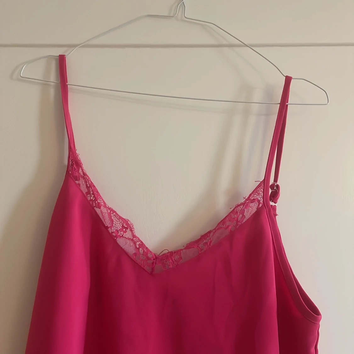 Rosa linnetopp med spetsdetalj - 1