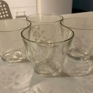Fyra glas med geometriskt mönster - Säljer fyra stilrena glas med frostat geometriskt mönster av trianglar. Glasen är transparenta och har en klassisk, lätt utsvängd form som passar perfekt till dryck eller dessert. Snygga att ha framme på bordet och ger en modern touch till dukningen.