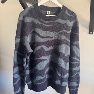 Arket mohair tröja - Stickad tröja i mohair ull från Arket. Tröjan är i mycket bra skick utan defekter! Vid frågor är det bara att höra av sig!🙌🏻