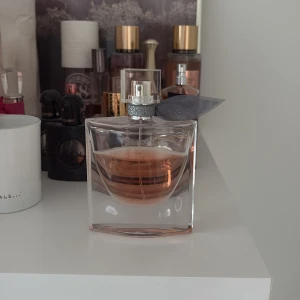 La Vie Est Belle EdP - En ikonisk parfym från Lancôme med elegant design och rosa nyans. Perfekt för dig som vill ha en klassiker i samlingen. Flaskan är stilren. 50 ml