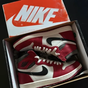 Air Jordan 1 Retro High OG Chicago ’Lost and Found’ - Köpta från soleplus. (Nypris 4 799 kr)