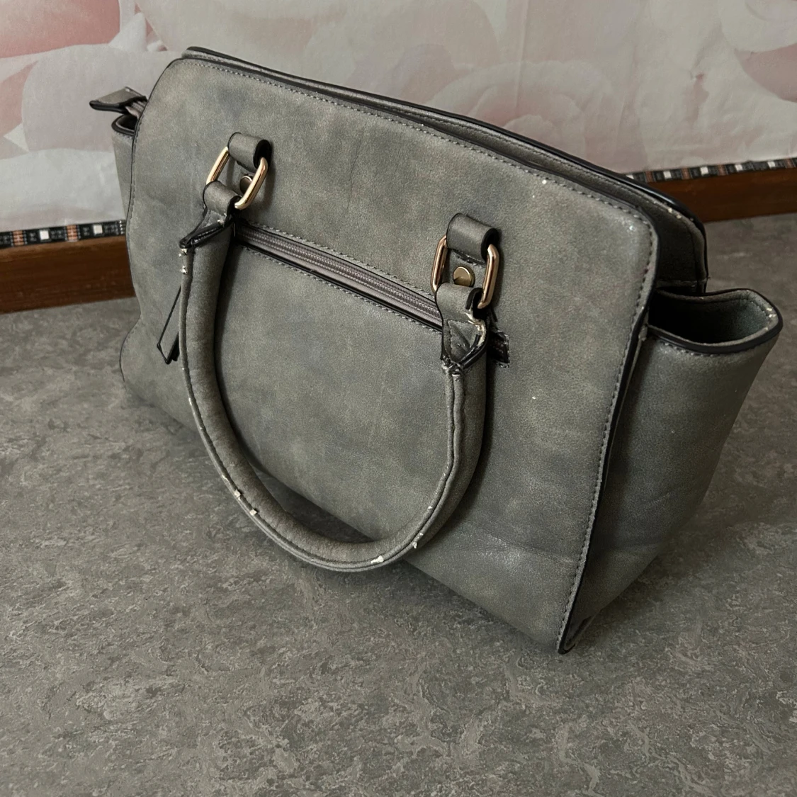 Grå handväska med nitar och detaljer - 3