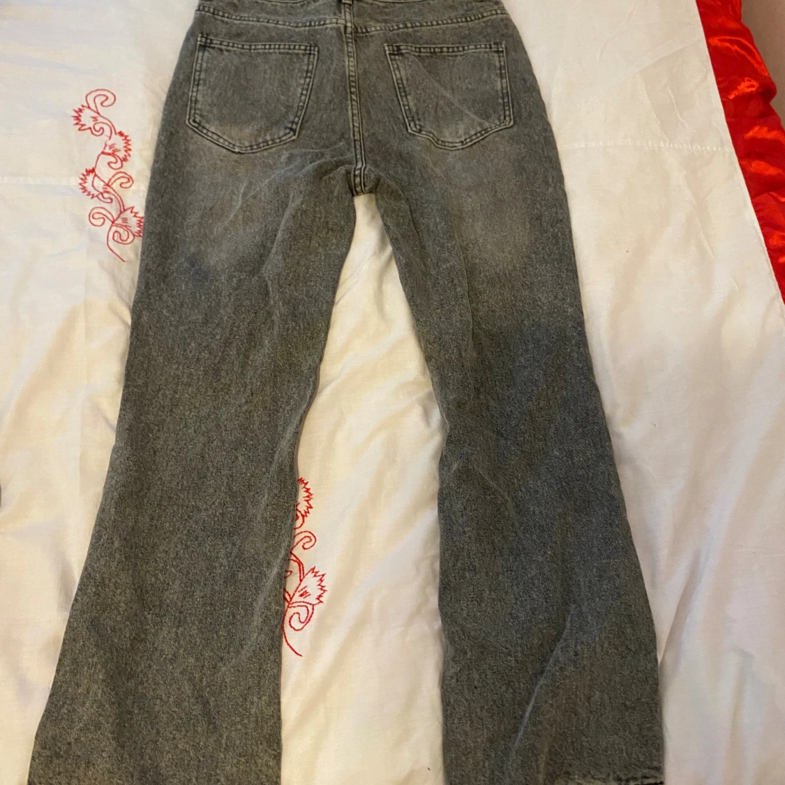 Grå bootcut jeans med hög midja - 1