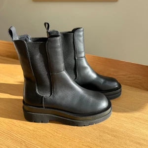 Svarta boots - Snygga svarta boots från Gina tricot som endast är använda 1 gång så helt i nyskick. Stora i storlek så mer en storlek 37 skulle jag säga.