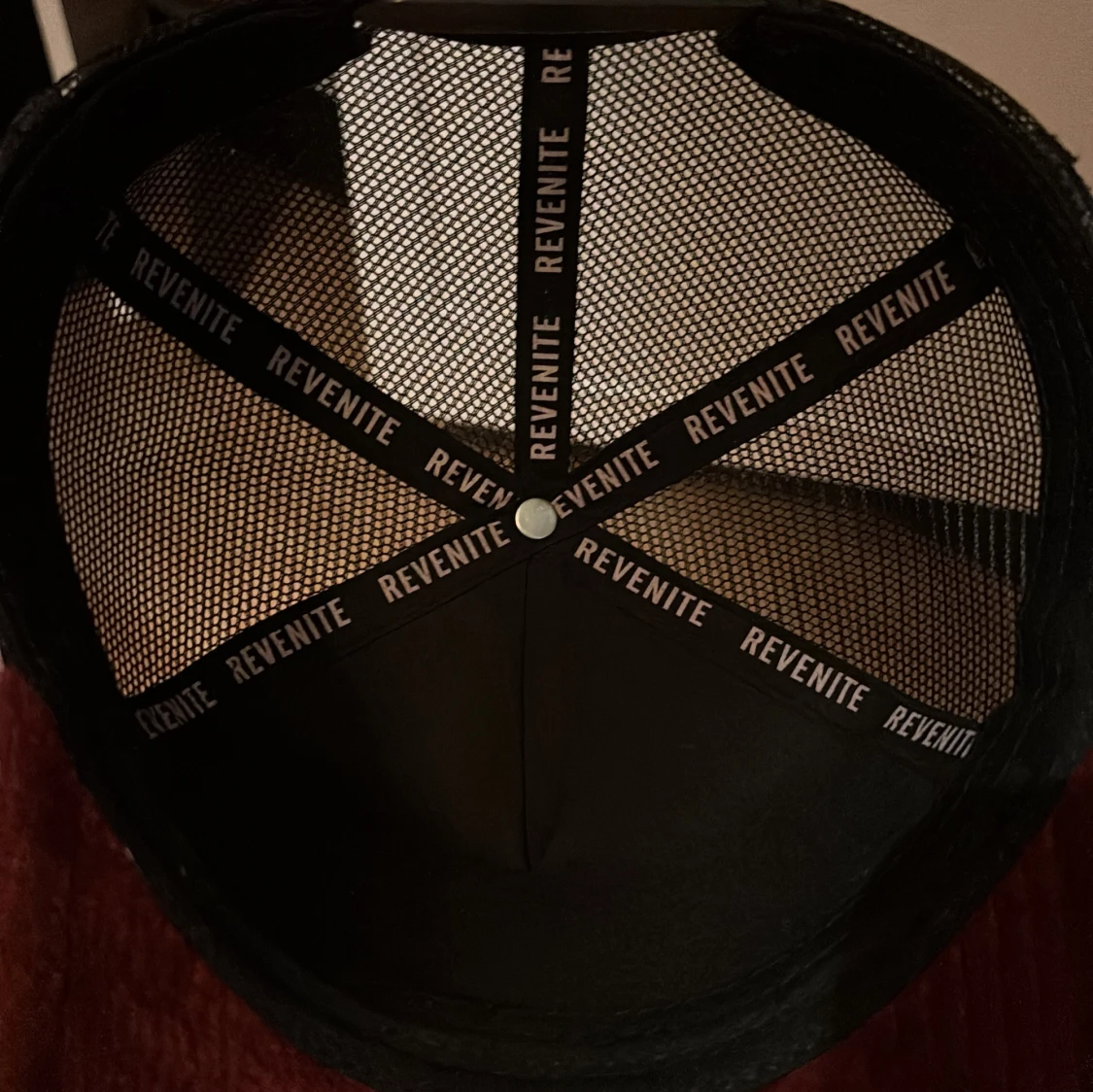 Vinröd keps från Revenite med julmotiv - 1