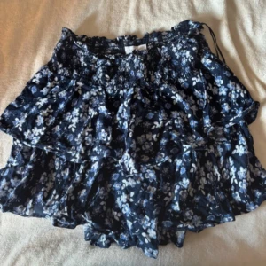 Volangkjol - Söt Volangkjol från samsa med bred resår i midjan! Står ingen storlek men passar mig som bär S, den har en resår i midjan så passar flera storlekar