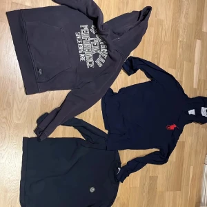 Ralph Lauren - Säljer tre snygga hoodies: en mörkblå Peak Performance med tryck och känguruficka, en marinblå Ralph Lauren med röd logga och huva, samt en svart Stone Island med patch på bröstet. Alla har långa ärmar och klassisk passform. Peak performance tröjan har en liten skada som är på insidan av ärmen som man inte ser när man har på sig tröjan. Peak 300, Ralph 400 stone Island 450. Bättre pris för alla storlek S/M. Skriv om ni har några frågor säljer massor av mer saker. Skicket är mycket bra av två