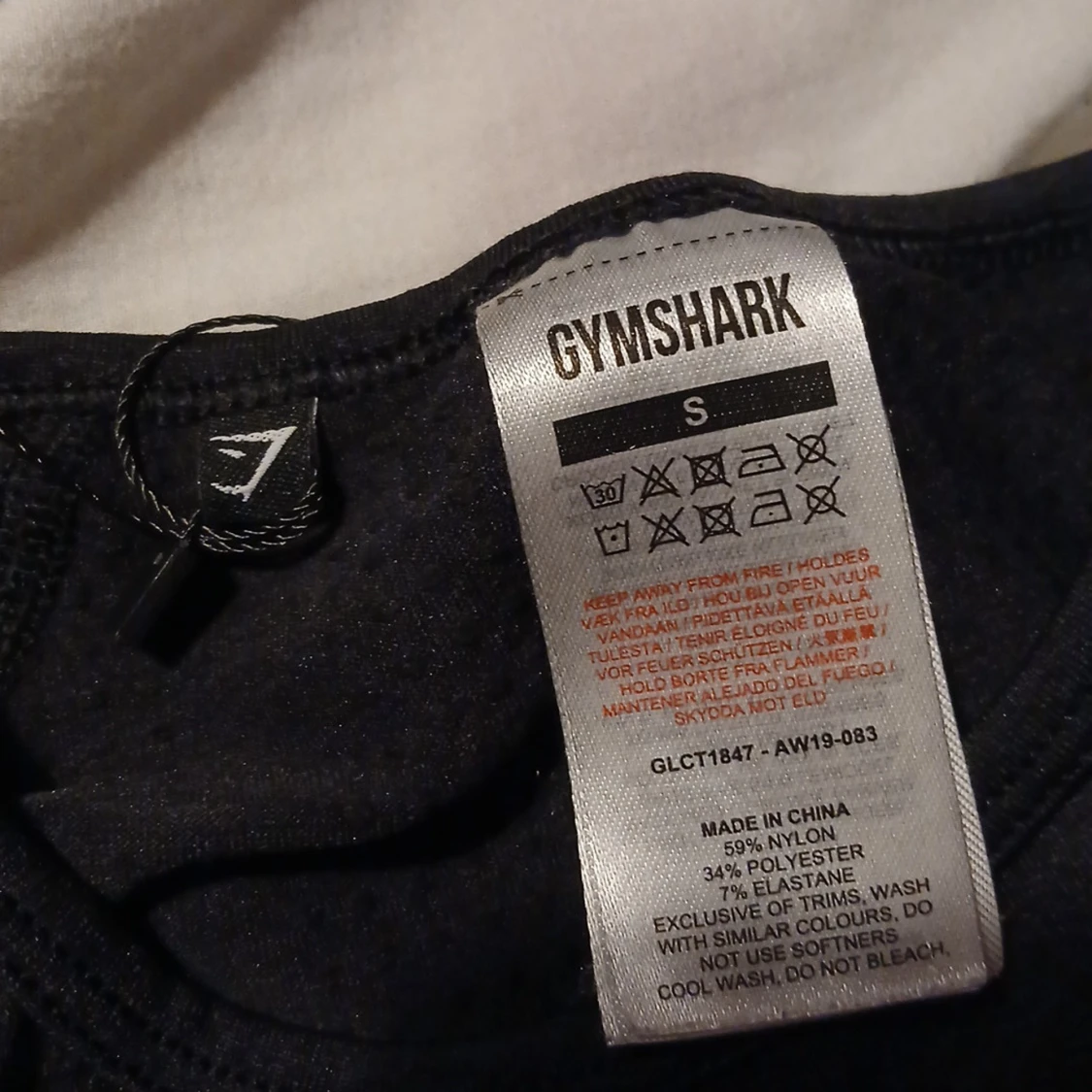 Svart långärmad crop top från Gymshark - 4