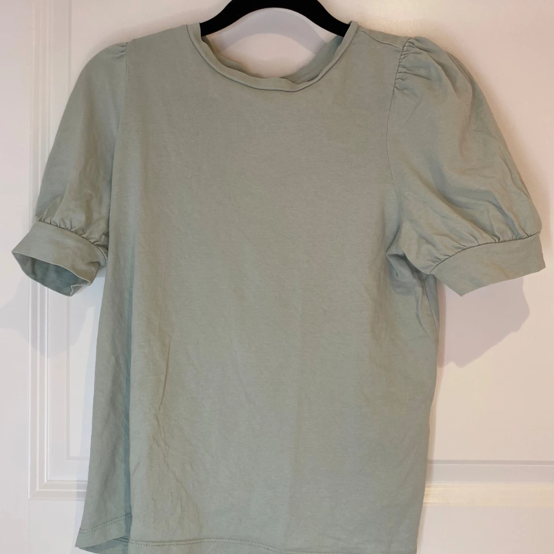 Ljusgrön tröja med ”puffiga” axlar