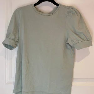 Ljusgrön tröja med ”puffiga” axlar  - Säljer en ljusgrön tröja som är puffig där axlarna är.