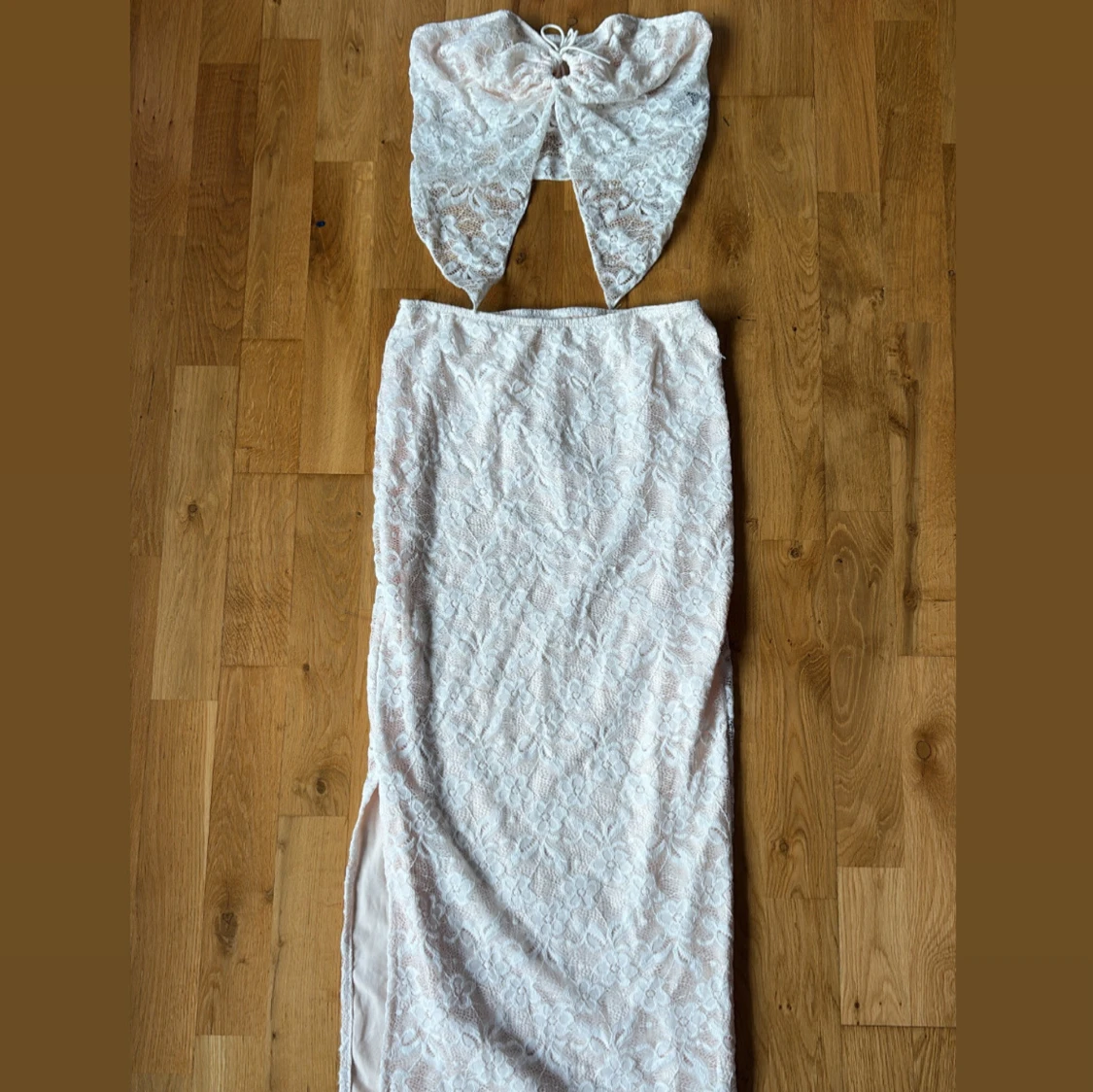 Vitt spets-set med slits