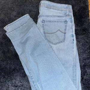 Jacob cohen jeans - Säljer nu mitt par Jacob cohen jeans i storlek 31, det är i väldig bra skick utan nån skada. Om du har någon fråga är det bara att skicka ett pm, tar byten.