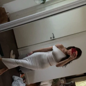 Beige oneshoulder sett - Säljer ett superfint sett med oneshoulder-design. Den  är figurnära och har en stilren, elegant look som verkligen framhäver siluetten. Perfekt för dig som vill sticka ut med en modern och trendig stil.