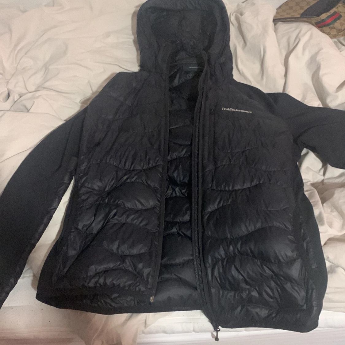 Svart dunjacka Peak Performance L