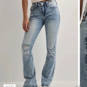 True religion jeans  - True religion jeans i beeca, hål och röda sömmar. Köpta på Nelly.Säljer få dom inte andvänds. Andvända 2-3 gånger. Skriv om du vill ha egna bilder