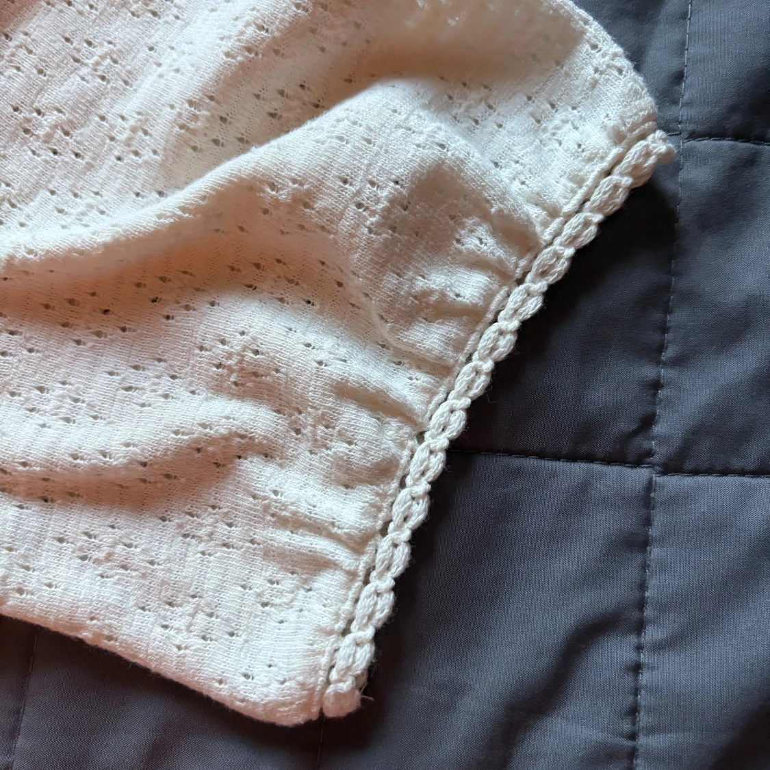 Vit blus med volang från Holly & Whyte - 3